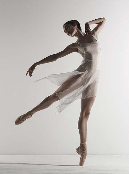 Ballerinas: First Pointe Shoes | Pittsburgh Tween Photographer